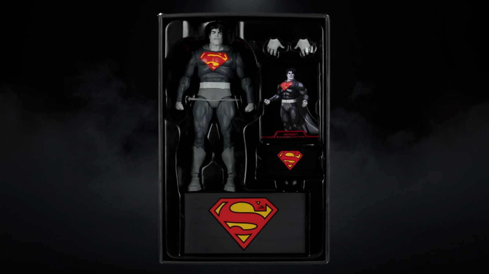 McFarlane DC Multiverse Superman Dark Knight Returns Black & White Accent Gold Label 7” - Imagen 4